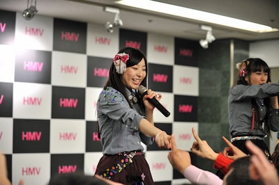 歌唱中の振りをファンとあわせる白戸佳奈。