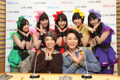 松任谷由実（前列左）とミッツ・マングローブ（前列右）を囲むももいろクローバーZ（後列）。