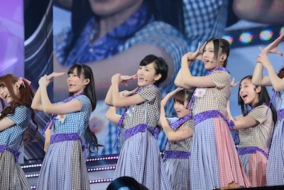デビュー曲「ぐるぐるカーテン」をパフォーマンスする乃木坂46。