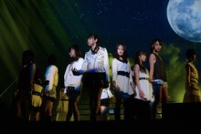 「狼に口笛を」を披露する乃木坂46。