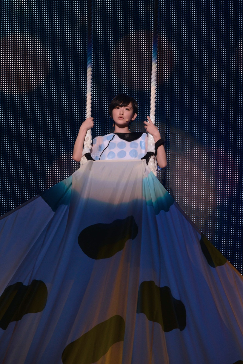 「水玉模様」を歌唱する生駒里奈。