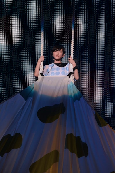 「水玉模様」を歌唱する生駒里奈。