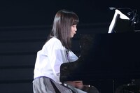 「心の薬」でピアノ伴奏をする生田絵梨花。