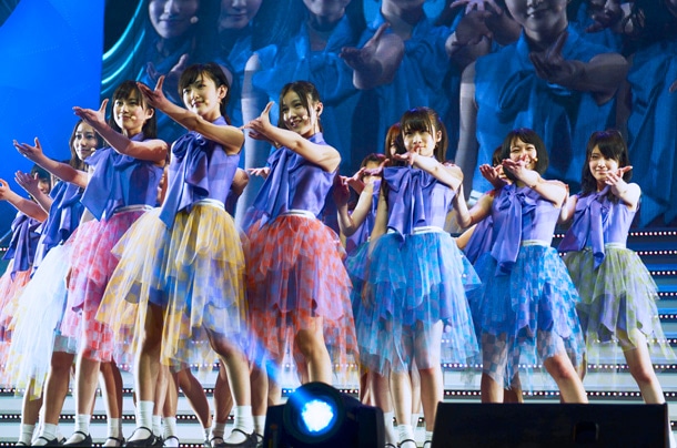 新曲「君の名は希望」をライブ初披露する乃木坂46。
