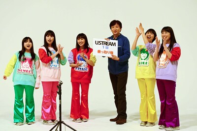 「Ustream1日乗っ取り権」の授与に喜びを露わにするももいろクローバーZ。