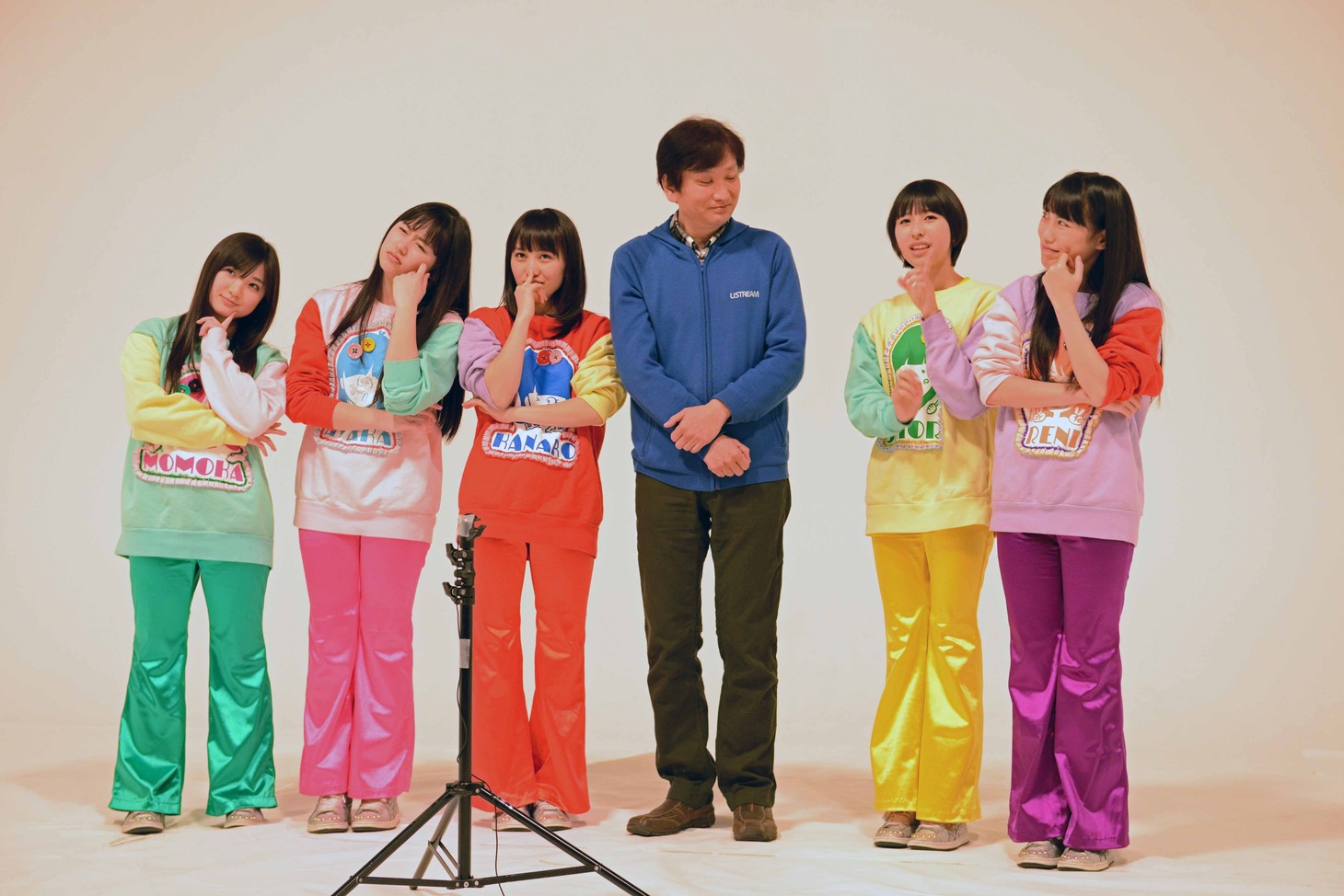 玉井詩織の自己紹介中に思わず一緒に「うーん」とつぶやいてしまう中川具隆社長（写真中央）とももいろクローバーZ。