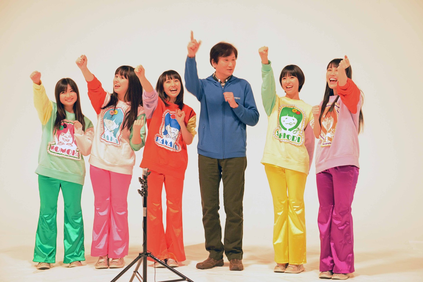玉井詩織の自己紹介中に一緒に「レッツももクロちゃーん」と手を上げる中川具隆社長（写真中央）とももいろクローバーZ。