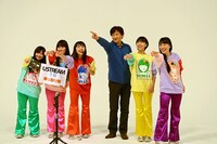 賞品を受け取ってZポーズを決めるももいろクローバーZと中川具隆社長。