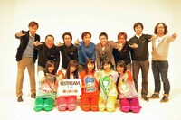 ももいろクローバーZとUstream Asiaのスタッフ。