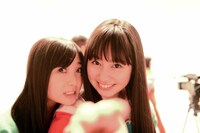 Ustream配信直前の有安杏果（写真左）と佐々木彩夏（右）。