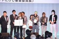 受賞の喜びを語る鬼龍院翔と、それを見守るメンバーたち。