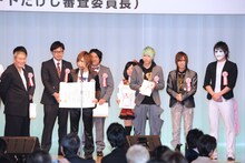 受賞の喜びを語る鬼龍院翔と、それを見守るメンバーたち。