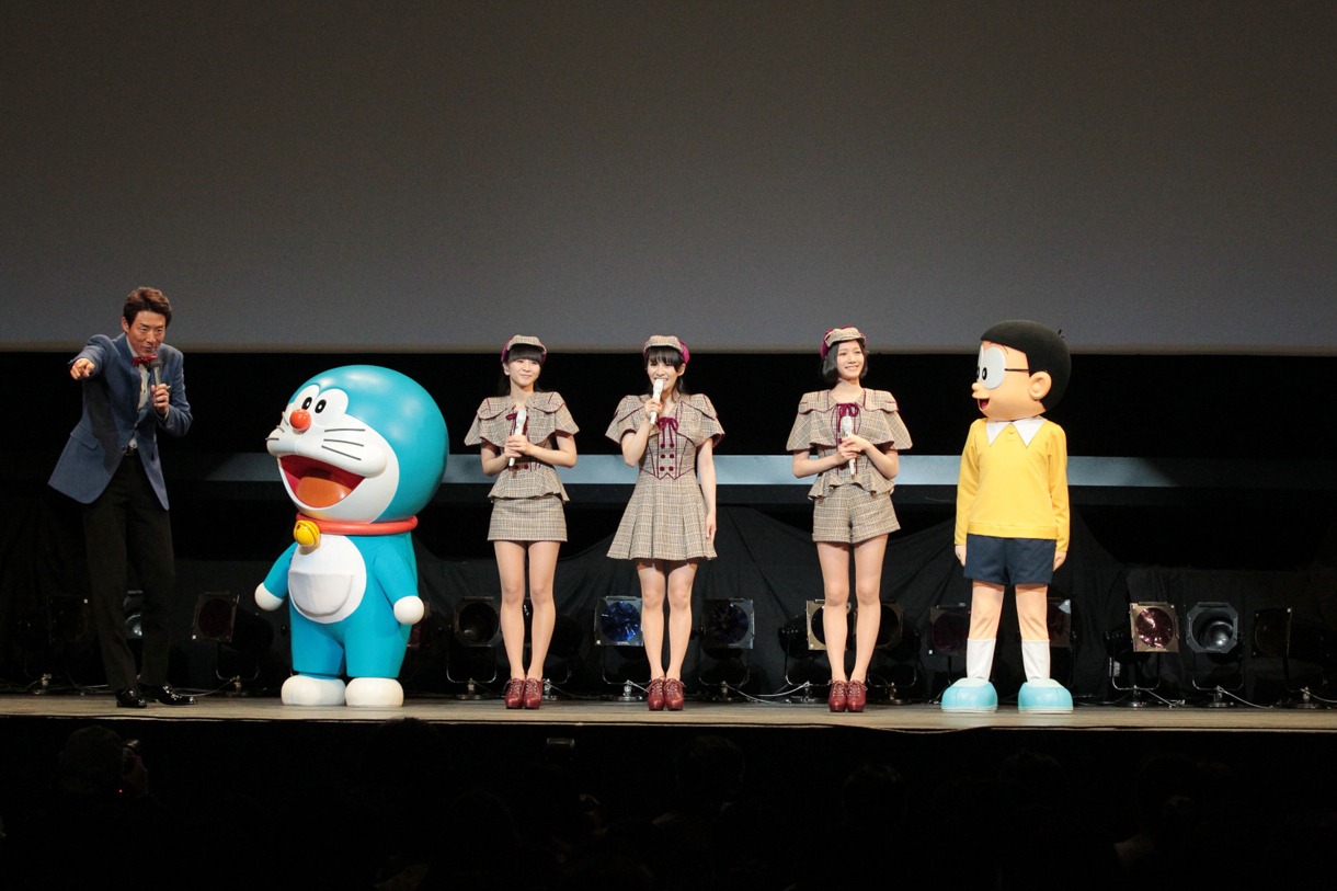 「映画ドラえもん のび太のひみつ道具博物館（ミュージアム）」完成披露試写会の舞台挨拶に登場したPerfume。