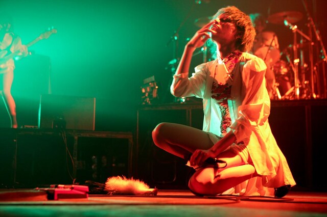 アヴちゃん（Vo）（撮影：岩根愛）