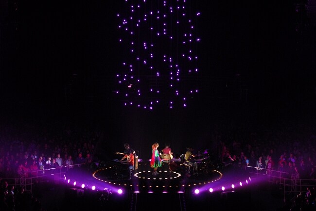 センターステージでのパフォーマンスは、ドットイメージという新演出を取り入れて幻想的に展開された。（写真は1月19日に神奈川・横浜アリーナで行われた初日公演の模様）