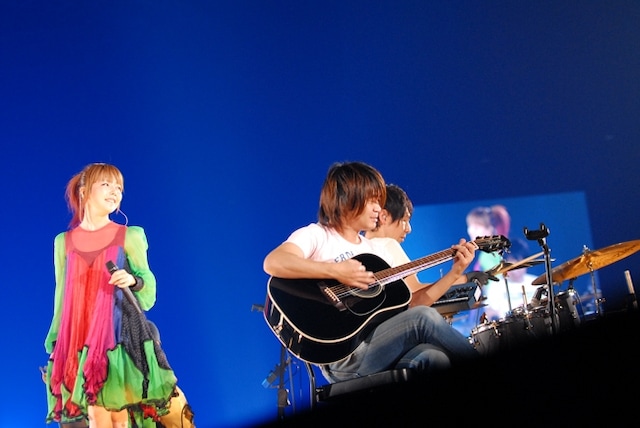 中盤ではバンドセットもセンターステージに移動。（写真は1月19日に神奈川・横浜アリーナで行われた初日公演の模様）