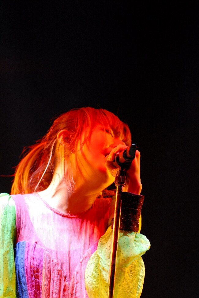 「相合傘」でスタンドマイクを使用して情感たっぷりに歌うaiko。（写真は1月19日に神奈川・横浜アリーナで行われた初日公演の模様）