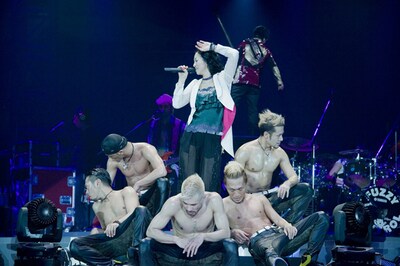 吉田美和（Vo）とパフォーマンスチームのS＋AKS。（撮影：TEPPEI KISHIDA）