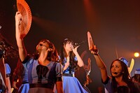 「夏空HANABI」でソロパートを歌唱する根岸愛。