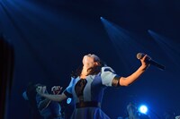 天を仰ぎ見る森詩織。