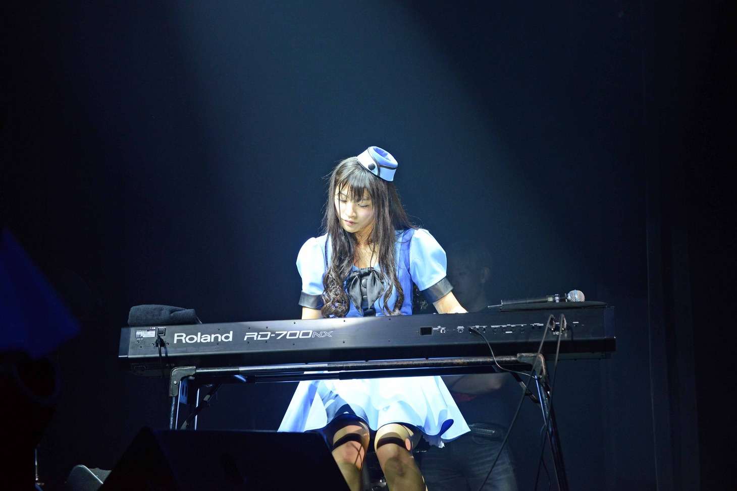 「Pretty Lie」の前奏を演奏する根岸愛。