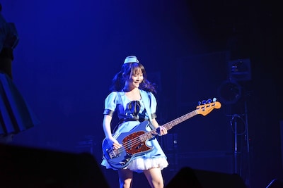 「BREAK OUT!!」でベースを演奏する増井みお。