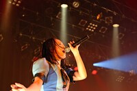 熱唱する森詩織。