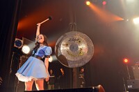 「WANTED!!」で銅鑼を叩く奥仲麻琴。