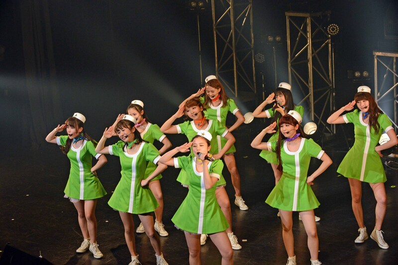 黄緑色の新衣装で登場したPASSPO☆。