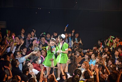 会場の中央でカカオ豆をまく増井みおと奥仲麻琴。