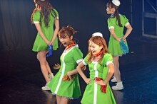 岩村捺未と安斉奈緒美（左から）