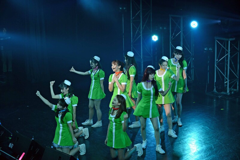 新曲「Wish on a Star」でソロパートを歌う岩村捺未。