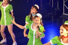 熱唱する森詩織。