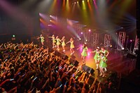 「マテリアルGirl」でパッセンジャーと指差しし合うPASSPO☆。