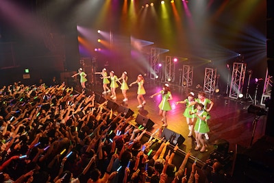 「マテリアルGirl」でパッセンジャーと指差しし合うPASSPO☆。