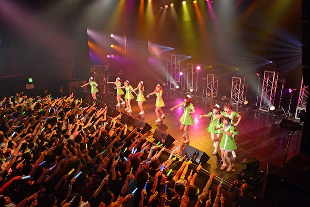 「マテリアルGirl」でパッセンジャーと指差しし合うPASSPO☆。