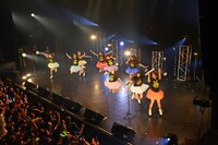 アンコールでも全力で飛び跳ねるPASSPO☆。