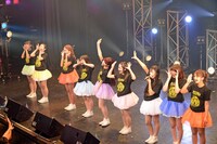 笑顔でパッセンジャーに挨拶するPASSPO☆。