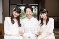 左から和田彩花、細川佳代子、鞘師里保。