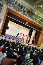 東京・葛飾区立住吉小学校で行われたニッポン放送「ももいろクローバーZ ももクロくらぶxoxo」番組収録の様子。