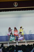 葛飾区立住吉小学校の体育館を舞台に「サラバ、愛しき悲しみたちよ」を披露するももいろクローバーZ。