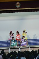 葛飾区立住吉小学校の体育館を舞台に「サラバ、愛しき悲しみたちよ」を披露するももいろクローバーZ。