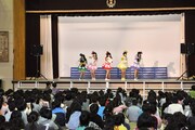東京・葛飾区立住吉小学校で行われたニッポン放送「ももいろクローバーZ ももクロくらぶxoxo」番組収録の様子。