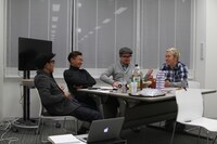 Ustream配信中、リラックスしながらフリートークを繰り広げる4人。