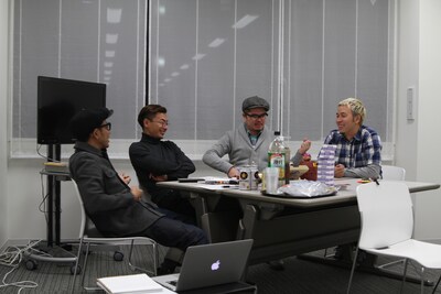 Ustream配信中、リラックスしながらフリートークを繰り広げる4人。