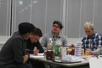 Ustream配信中、リラックスしながらフリートークを繰り広げる4人。