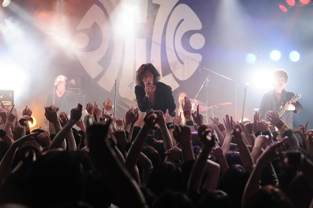 2月24日に開催された「TOUR2013 THE BATTLE OF LOVE」代官山UNIT公演の様子。