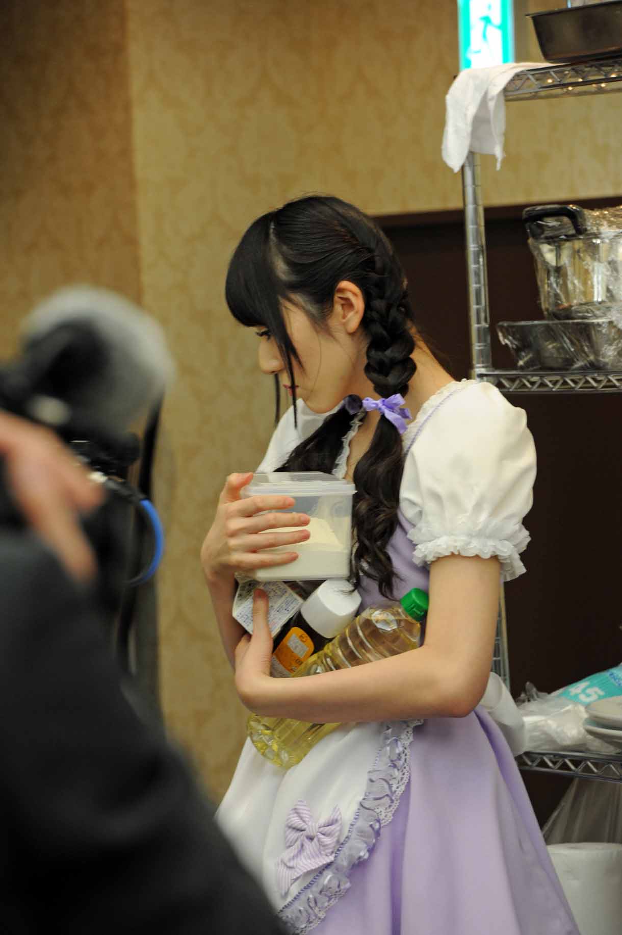 調味料を抱える松井咲子。