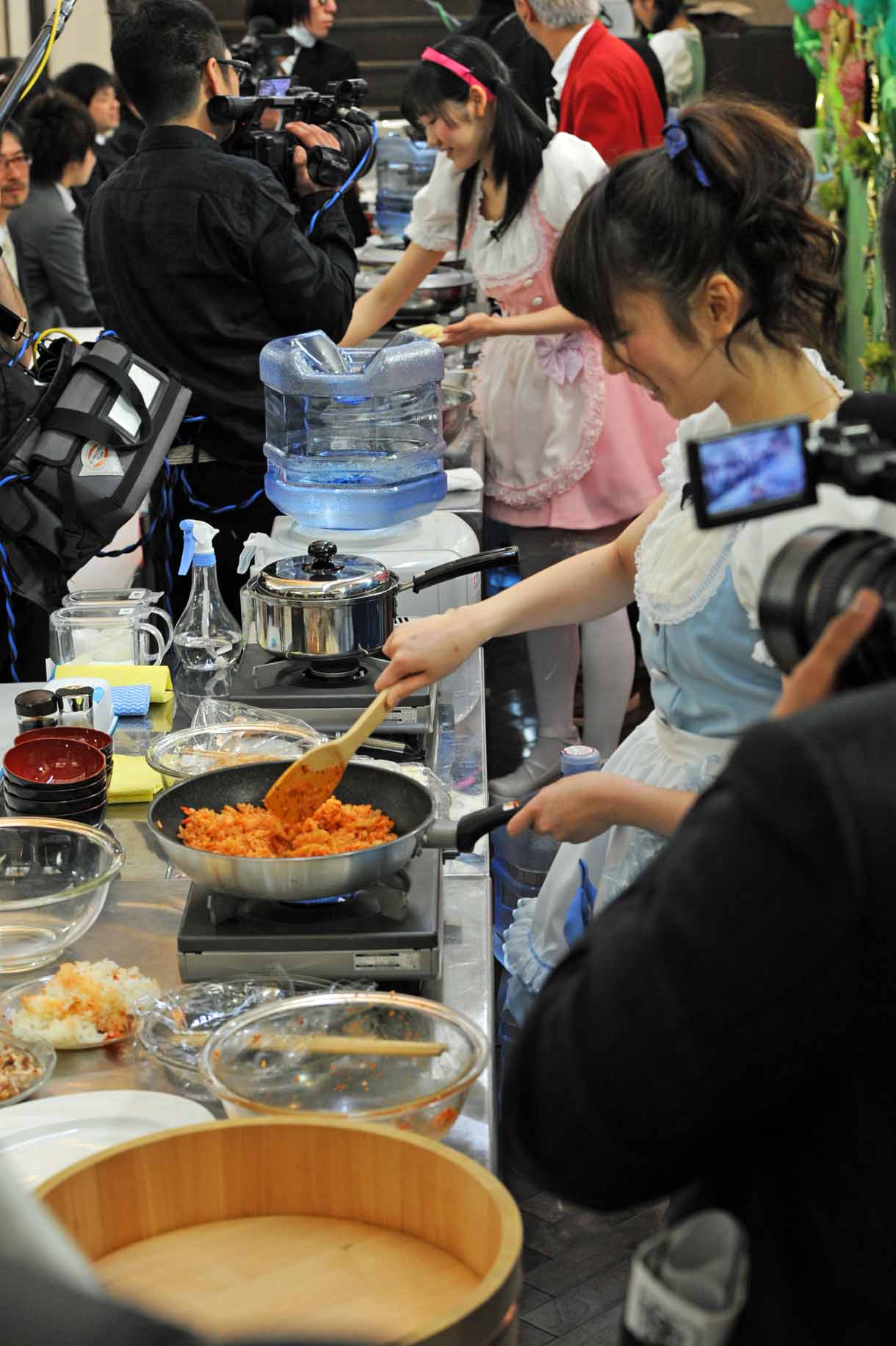 おにぎり用のケチャップライスを炒める島崎遥香。