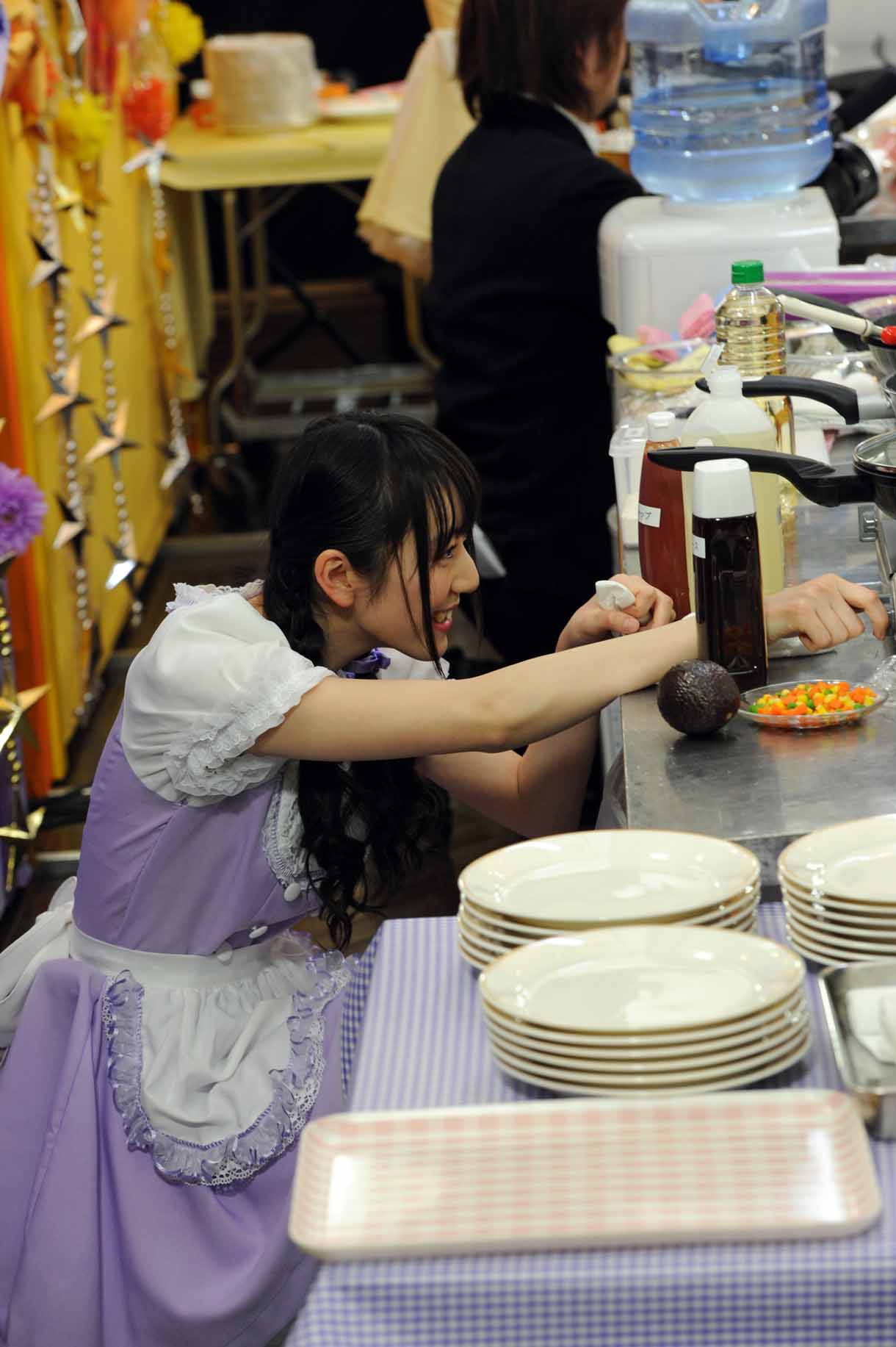コンロの火の調整をする松井咲子。